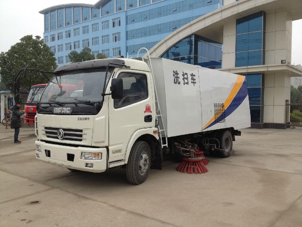 東風系列大型掃路車與吸塵車 現(xiàn)代城市環(huán)衛(wèi)的強勁動力